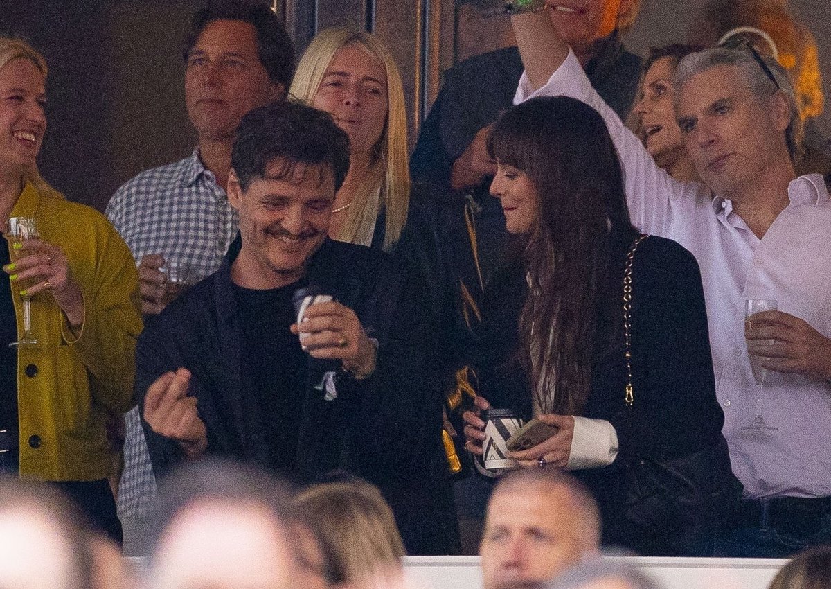 pascalarchive's tweet photo. Pedro Pascal and Dakota Johnson at Stevie Nicks' Hyde Park show https://t.co/nH8jyWymzf