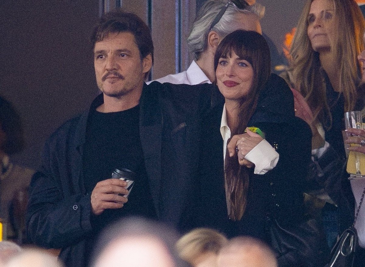 pascalarchive's tweet photo. Pedro Pascal and Dakota Johnson at Stevie Nicks' Hyde Park show https://t.co/nH8jyWymzf
