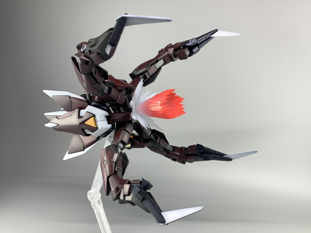 2年ぶりの完成品、HGイージスガンダム完成しました！
制作動機は某ロボット魂の出来が予想に反し余りにも残念だったからという…w

主な改造箇所は可変機構とパーツ構成。
外観はほぼノーマルですが中身とMS&amp;MA時のスタイルは大幅に変わっています。
可変機はクソ大変ですねぇ…

リプに続くのじゃ…