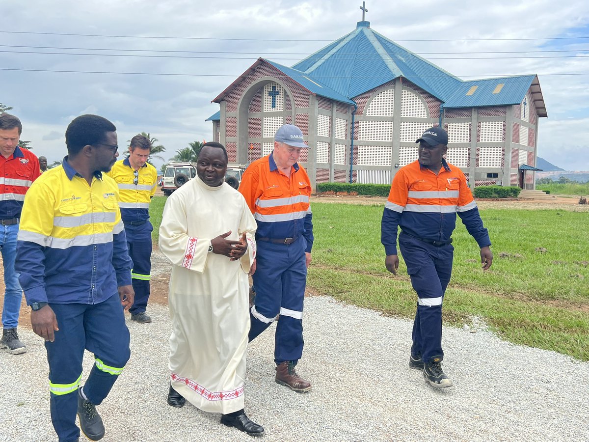 LonyoyoManyandr's tweet photo. Le 07 juillet dernier, @MarkBristow ,Président et CEO de @BarrickGold était au chevet de  Mgr @JulienANDAVOMBIA, Évêque d’@IsiroNiangara  admis aux soins à la Paroisse @SAINTEBARBE de @Durba.  Ce 14 Juillet 2024 , soit une semaine après, Mgr Julien vient de nous quitter😭😭😭 https://t.co/kzfx9pF0iy