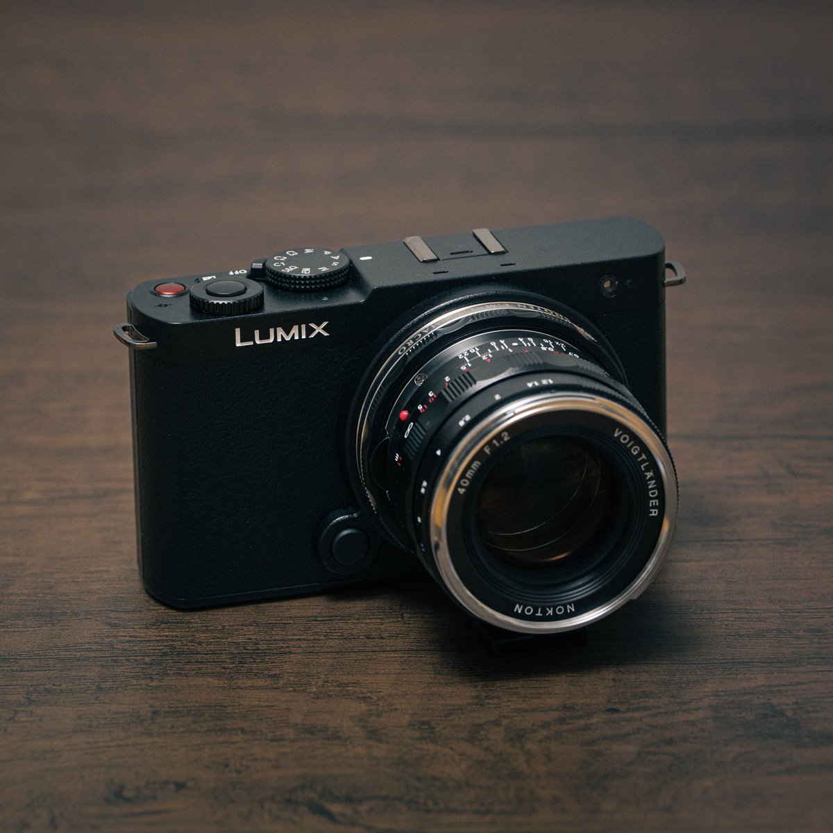 S9 + フォクトレンダー。 (左)NOKTON classic 35mm F1.4 II SC、(右