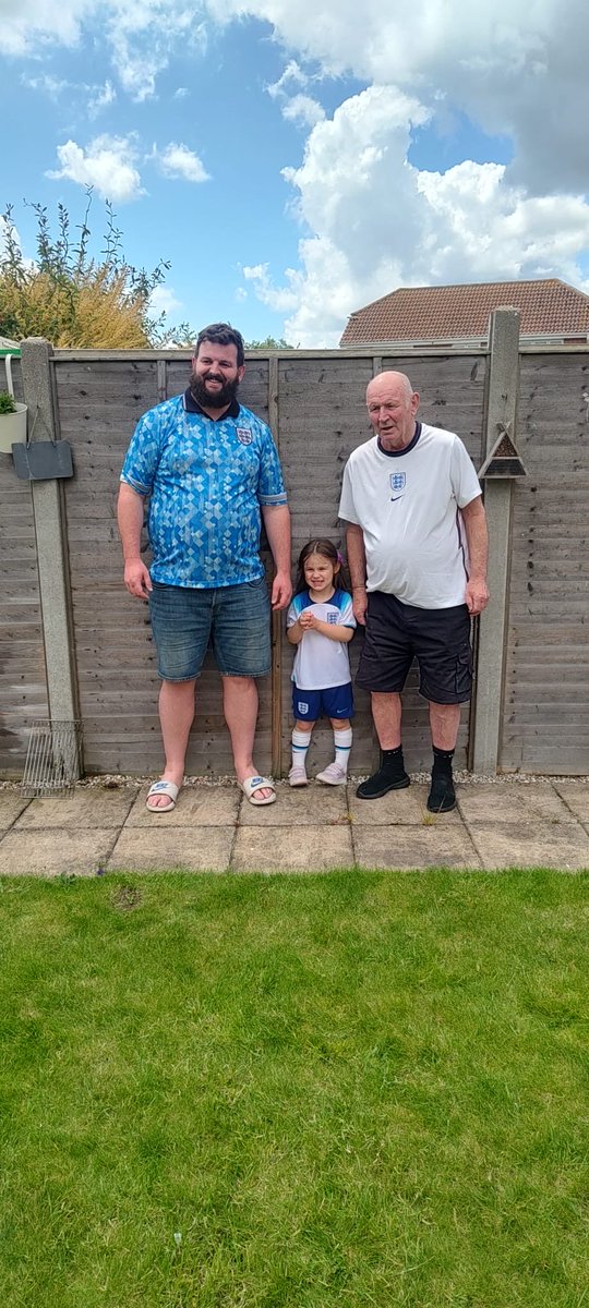 ⁦<a href="/SkySportsNews/">Sky Sports News</a>⁩ #SSNThreeLions   Neve, Daddy &amp; Grandad