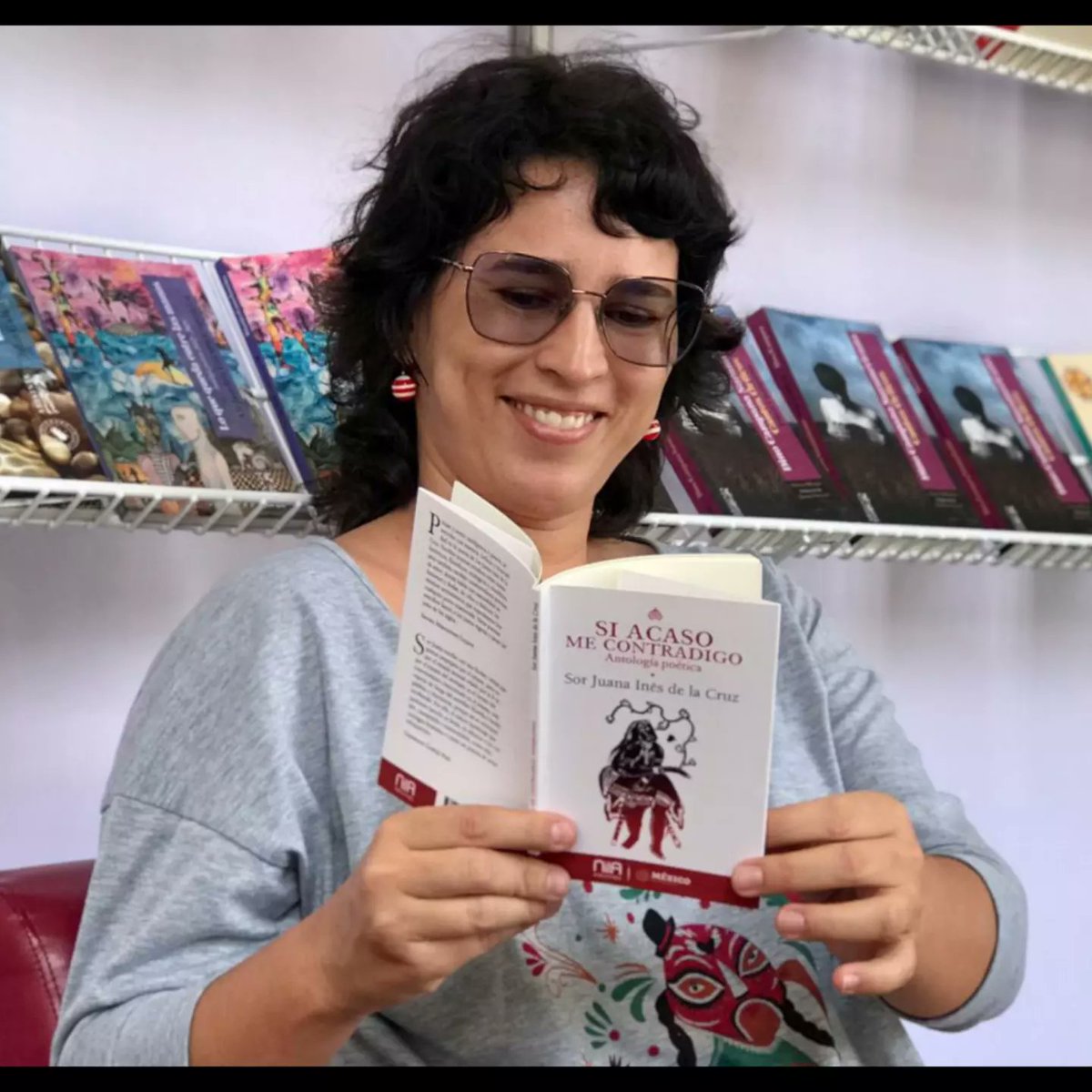 NilaEdiciones's tweet photo. ¡Hoy¡ 

Presentación de nuestro nuevo libro: Si acaso me contradigo, antologia poética de Sor Juana Inés de la Cruz. 

Nos vemos a las 4:00 pm en la Sala Benito Irady de la Feria Internacional del Libro de Venezuela 🇻🇪, en la Galería de Arte Nacional. 

¡Les esperamos! https://t.co/l1jbvPjriT