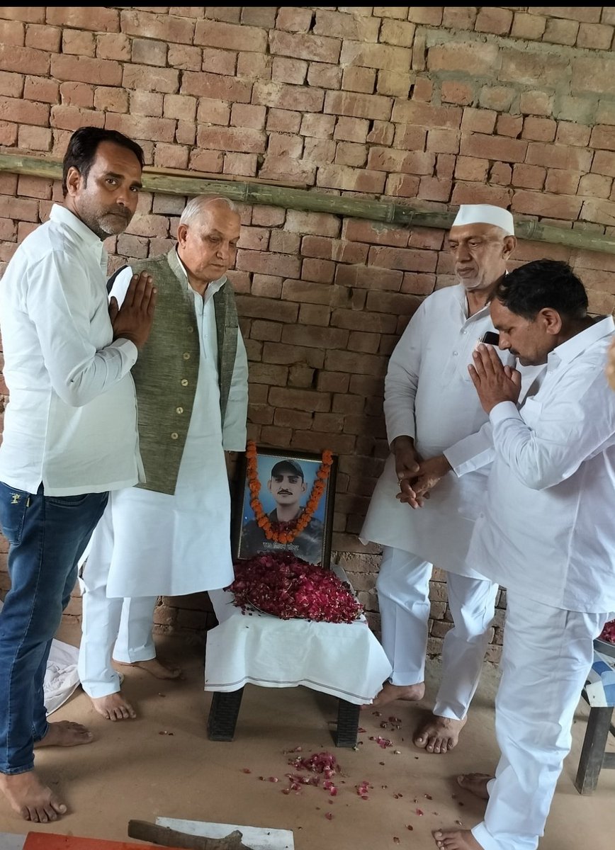 #बागपत   #जाट_रेजिमेंट के जवान गढ़ी कागरान निवासी शिवम तोमर की तेहरवी पर  आज  शोकाकुल परिजनों को सांत्वना दे, श्रद्धा-सुमन अर्पित किए....🙏