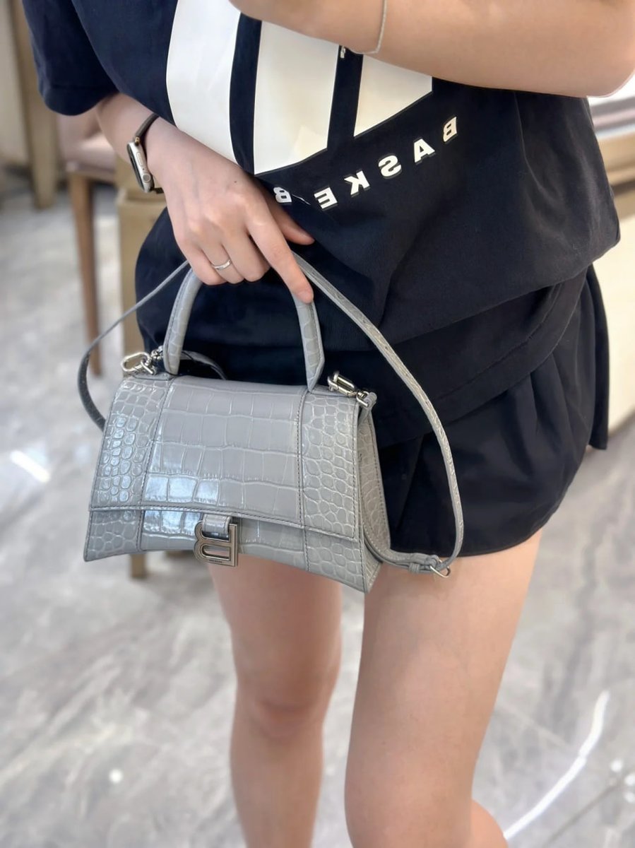 Elegance is not standing out, but being remembered - Balenciaga handbag👜🛍