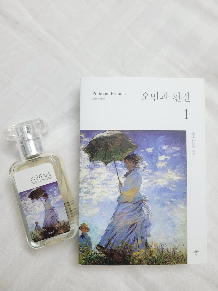 jackedbylit's tweet photo. In addition to all the pretty book covers, did you know korean bookstores can also make you SMELL like a pretty book cover🥺 https://t.co/XENlxJXpge
