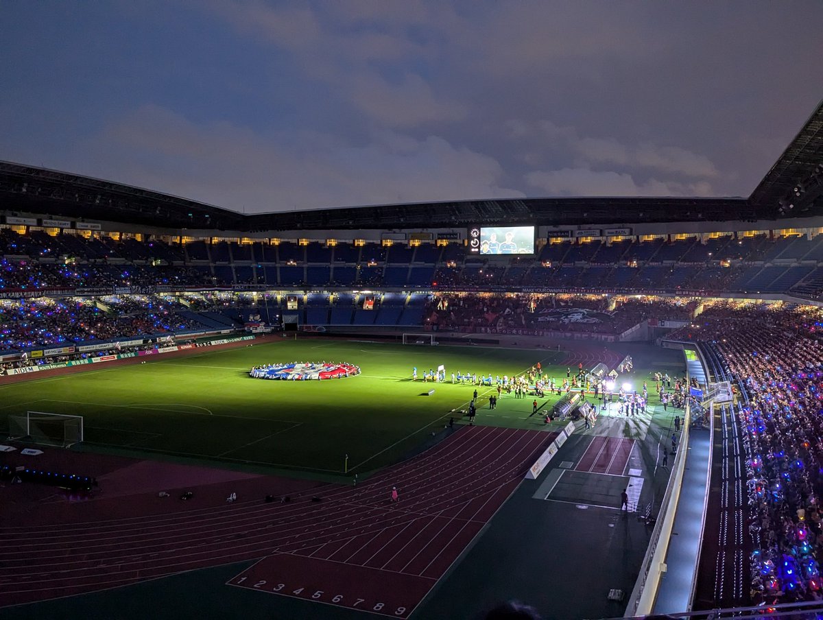 resotta's tweet photo. 今日、母の葬儀だった。
試合は欠席のつもりだったけど、自宅にいても滅入るからユニ無しで、いつもの席ではなく人少なめな場所でだらりと試合眺めるつもりで来た。
マリノスは日常のひとつだけど、生活そのものとは別枠だから気持ちも切り離せる。今日の私は日産スタジアムの広さに救われたよ。 https://t.co/5vzahYZHS4