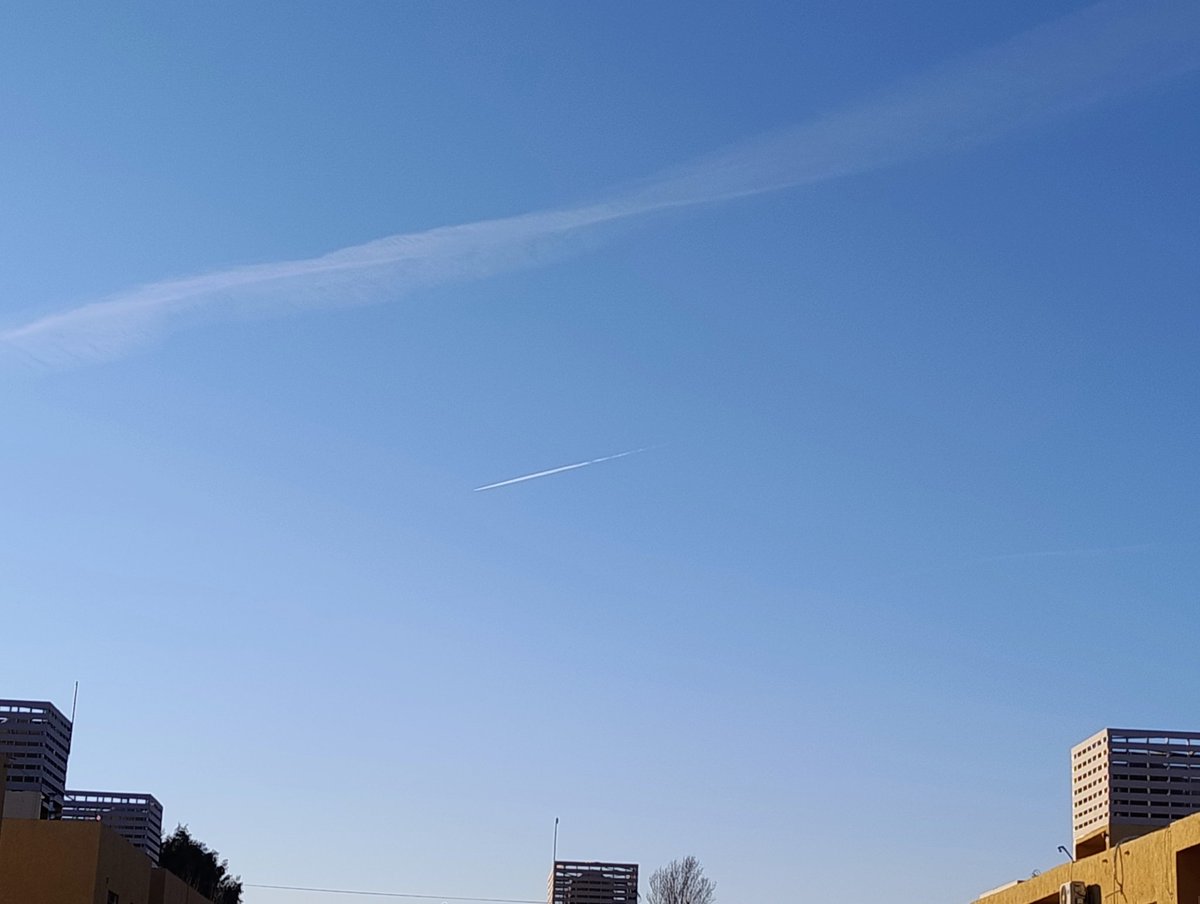 brunogonzalezok's tweet photo. Que hacen toda la mañana los pilotos con un avión que deja estelas ? https://t.co/xe1ghCYJe9