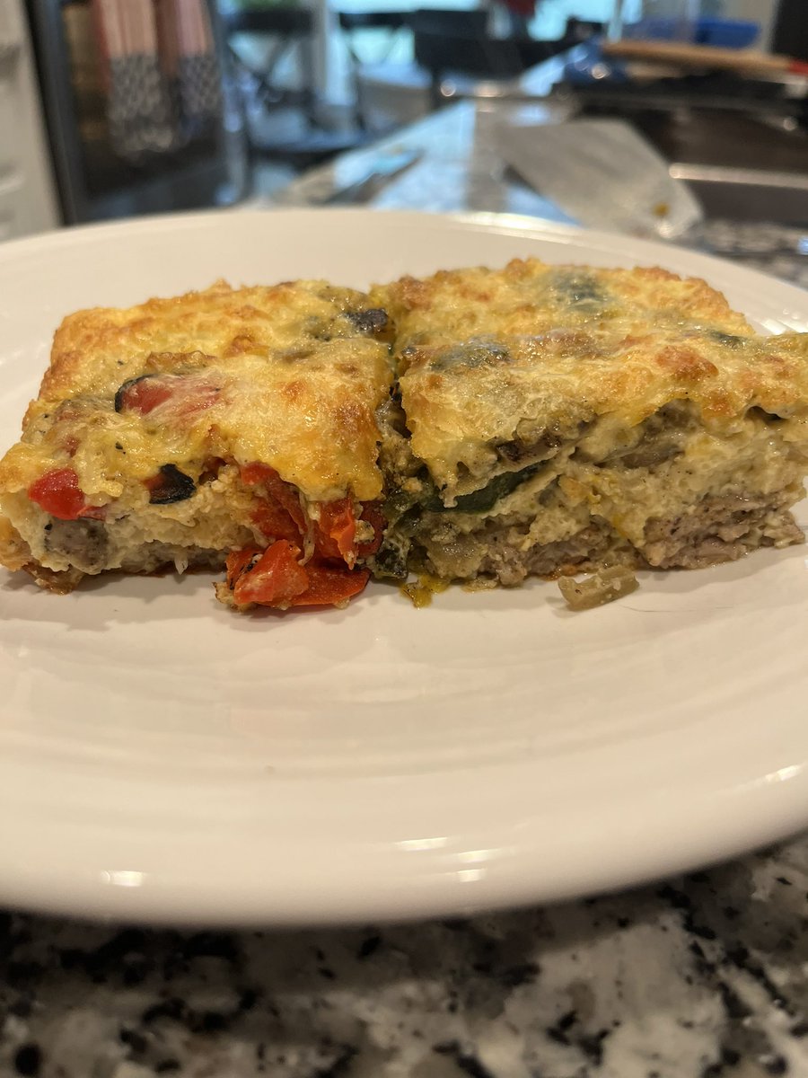 BSaas25's tweet photo. Egg white and chicken sausage egg bake #Macros #FFBBQ https://t.co/qr2qSpocen