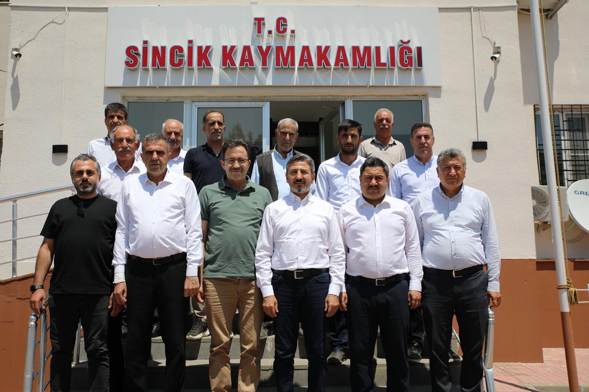 AhmetAYDIN_02's tweet photo. 📍Sincik  

Ak Parti İlçe Başkanımız Fikret Öksüz ve Belediyesi Başkanımız  Mehmet Korkut ile birlikte  Sincik Kaymakamımız Yunus Emre Bozkurtoğlu’nu ziyaret ederek yapımı devam eden Sincik Hükümet Konağımızda incelemelerde bulunduk. https://t.co/ouXQhUHV8W