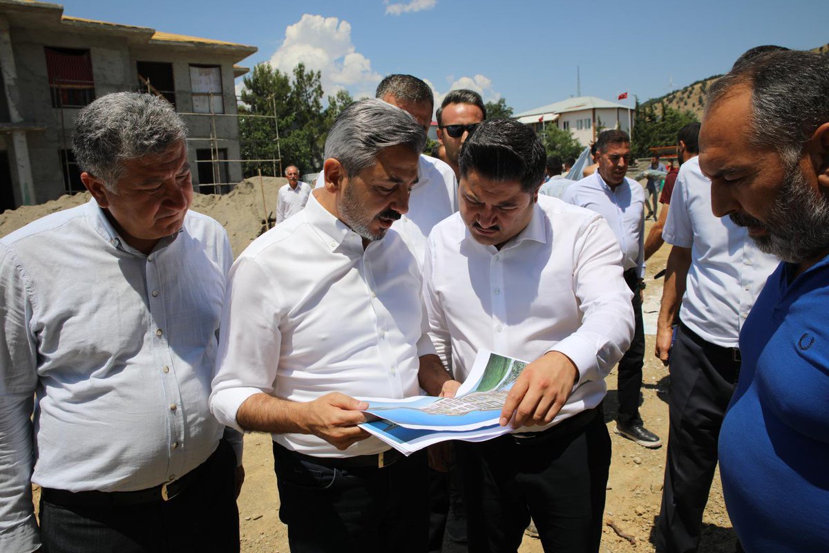 AhmetAYDIN_02's tweet photo. 📍Sincik  

Ak Parti İlçe Başkanımız Fikret Öksüz ve Belediyesi Başkanımız  Mehmet Korkut ile birlikte  Sincik Kaymakamımız Yunus Emre Bozkurtoğlu’nu ziyaret ederek yapımı devam eden Sincik Hükümet Konağımızda incelemelerde bulunduk. https://t.co/ouXQhUHV8W