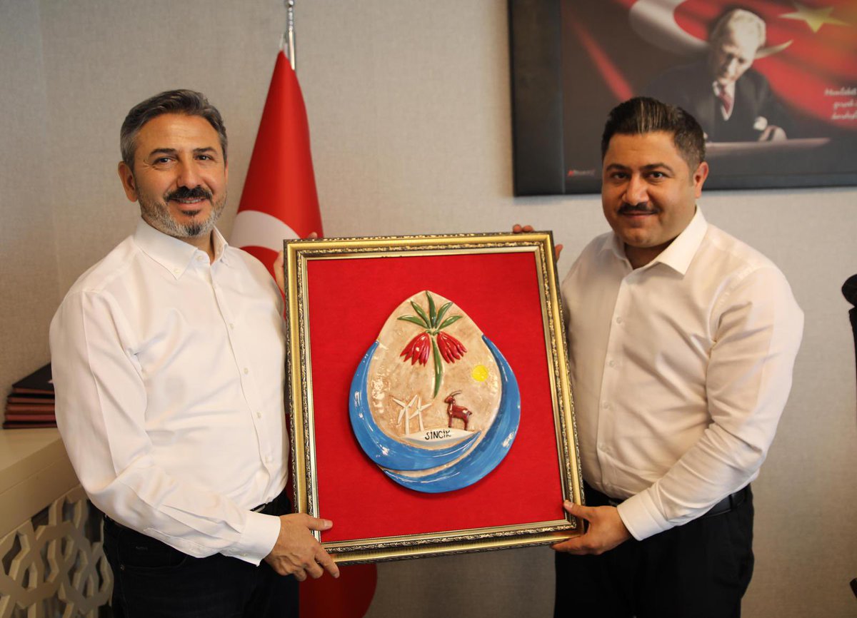 AhmetAYDIN_02's tweet photo. 📍Sincik  

Ak Parti İlçe Başkanımız Fikret Öksüz ve Belediyesi Başkanımız  Mehmet Korkut ile birlikte  Sincik Kaymakamımız Yunus Emre Bozkurtoğlu’nu ziyaret ederek yapımı devam eden Sincik Hükümet Konağımızda incelemelerde bulunduk. https://t.co/ouXQhUHV8W