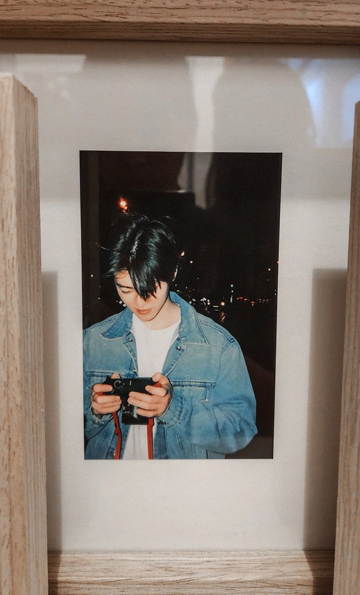 ตอนเห็นรูปนี้ติดอยู่ เรายืนมองอยู่นานเลย คือมันเหมาะกับเป็นรูปเบื้องหลังของคุณช่างภาพเจ้าของผลงาน NARCISSISM มากๆ เขาเท่ที่สุดเลย ㅜㅜㅜㅜㅜㅜㅜㅜㅜㅜ