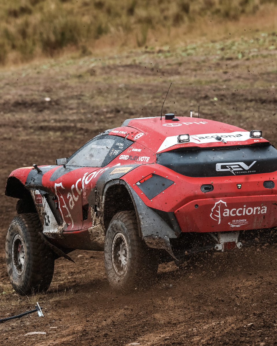 AccionaSainz's tweet photo. Another Grand Final for this great team! Let's go, @LaiaSanz_ @FrazzzMcConnell! 
Last effort guys! 💪🏼

Otra Grand Final para este equipazo! Vamos!! ⚡️

-
#DrivenByNature
#ASXETeam https://t.co/V9kOu3NtLQ