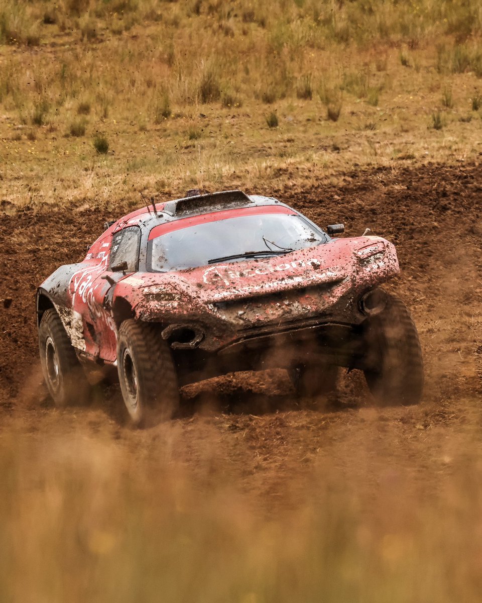 AccionaSainz's tweet photo. Another Grand Final for this great team! Let's go, @LaiaSanz_ @FrazzzMcConnell! 
Last effort guys! 💪🏼

Otra Grand Final para este equipazo! Vamos!! ⚡️

-
#DrivenByNature
#ASXETeam https://t.co/V9kOu3NtLQ