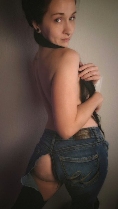 Good morning ☀️ I'll be around all day on sextpanther (and filming)   Let's play together https://t.<a href="/tag/mvsales"class="tags"><span>#mvsales</span></a>