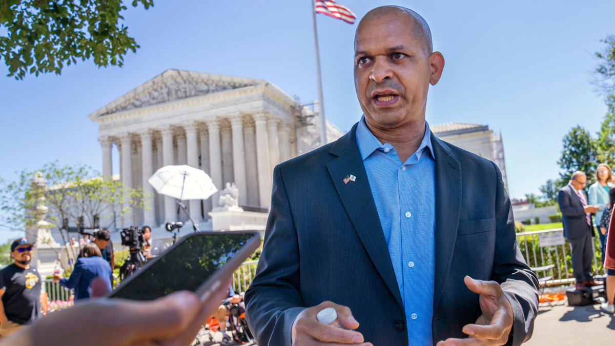 afronews's tweet photo. Former Capitol Police Sgt. Aquilino Gonell, who was injured during the Capitol riot, is advocating for President Biden's re-election. Gonell is sharing his experiences to counter misinformation. #capitolpolice #jan6attack https://t.co/iVORrkBJBF https://t.co/rRCeJEGFDX