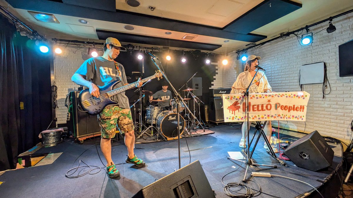 ChichiSo2013's tweet photo. @KawaruGawaru_jp Kawaru Gawaruさんは3回目
#FootRockandBEERS ライヴ
『 #HELLOEXPO 』⑤
トリの主役のHELLO People!!さん(37回目)
7組のうち6組が観たことのある充実した出演ラインナップで長丁場でも楽しむことができたライヴだった。
出演者のみなさん、お疲れさまでした。 https://t.co/n5IN2JxDZO