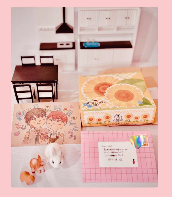 お手紙、プレゼントおうけとりしました! 
作画参考の流兎のキッチンミニチュア添えで写真🍳♡ˎˊ

光流編のご感想やお気に入りシーンなど詳しく聞かせていただけるの本当に嬉しいです🥰
美味しそうなもの、かわいいイラスト🍤🐰やモチーフ🐟ものなどお心遣いもありがとうございます大切にします🥰 