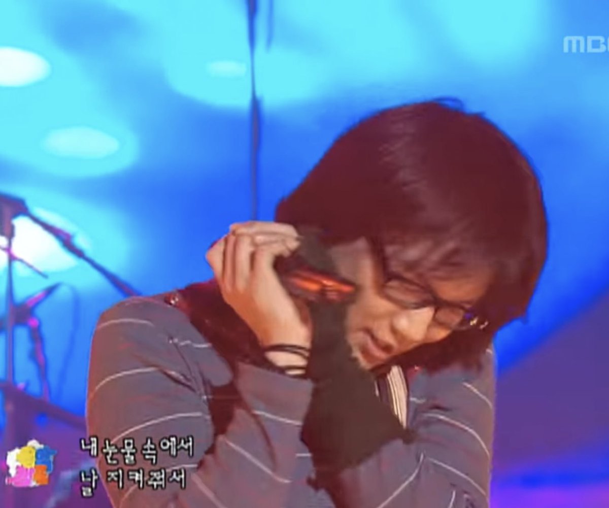 투명도 50으로 스쳐지나간 마이크 플러팅