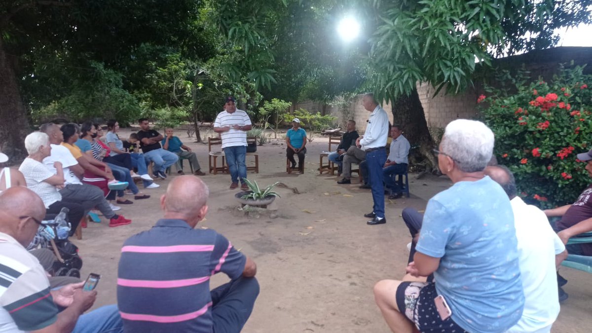 Asamblea en el sector La Planta, parroquia San Simon, encabezada por los compañeros Héctor Betancourt, Carlos Velásquez y Alcides Leonett
Seguimos trabajando por Venezuela 🇻🇪