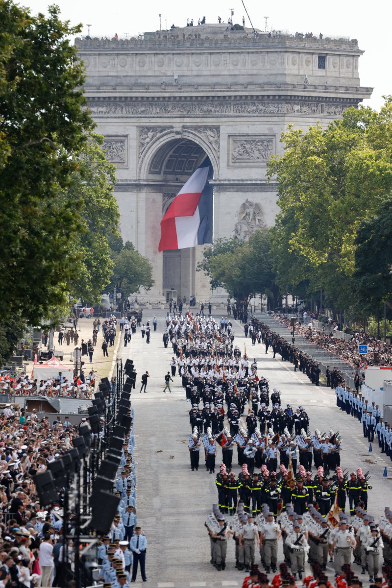 francediplo_ES's tweet photo. 🇫🇷❤️🇫🇷
 
 Desfile del 14 de julio en #París
 
 ¡Feliz fiesta nacional a todos! 🇫🇷

📷 : AFP https://t.co/otN8iveCIt