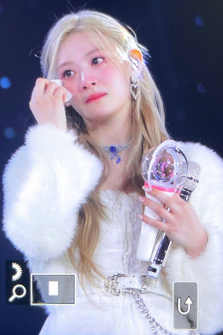 <a href="/PeacheSunmer/">♡</a> "Hadirin boleh dong kasih tepuk tangan ke pickers kita ini?” Khayara bertepuk tangan sekali lagi mengajak para tamu untuk mengapresiasi kedua caretaker yang selalu mengurus mereka empat puluh hari kebelakang. { <a href="/gkeeho/">K.</a> }