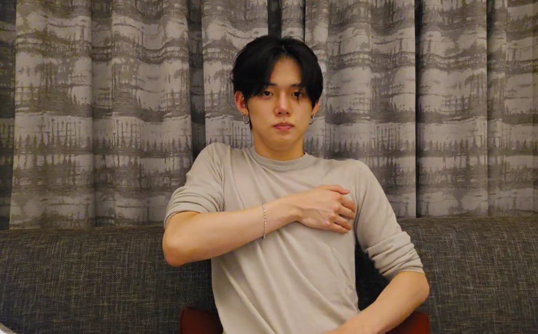 _choisoooii's tweet image. kuya rider: "shopee delivery po"

ako na walang suot na bra: