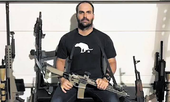 Quem incentiva armamento da população civil, como o atirador de 20 anos nos EUA?