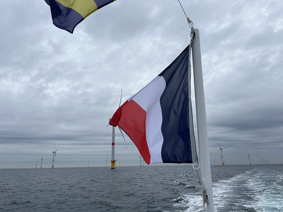 C_Guerout's tweet photo. Liberté 
Égalité 
Fraternité 

Pour demeure vive et à jamais  dans notre pays l’insouciance des enfants jouant sur la margelle de la fontaine du parc de la roseraie à @Sainte_Adresse https://t.co/geOA3ehYNo