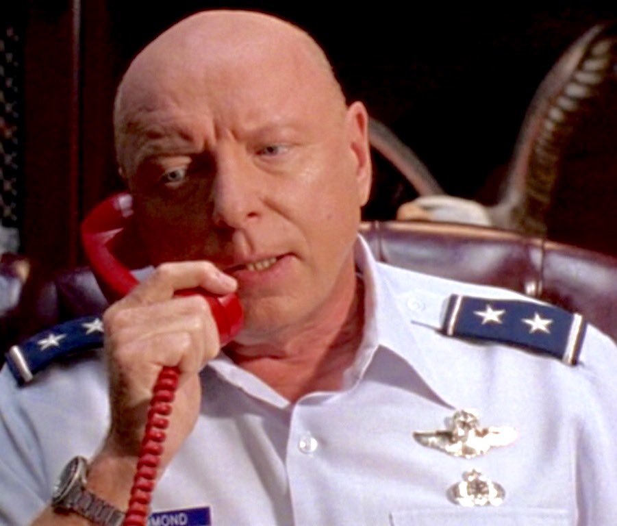 rsundayr's tweet photo. “Son, do you know what color this phone is?”
#DailyDistraction #StargateSG1 #WeWantStargate #UncleGeorge https://t.co/E2LhWGHxmv