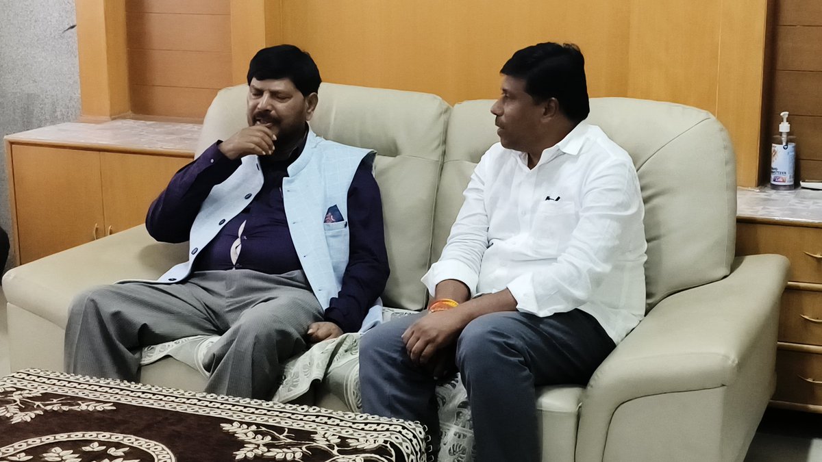 MpKolar2951's tweet photo. ಕೇಂದ್ರ ಸಾಮಾಜಿಕ ನ್ಯಾಯ ಮತ್ತು ಸಬಲೀಕರಣ ರಾಜ್ಯ ಖಾತೆ ಸಚಿವರಾದ ಶ್ರೀ ರಾಮದಾಸ್ ಅಠಾವಳೆ ರವರು ಇಂದು ಶ್ರೀನಿವಾಸಪುರ ತಾಲ್ಲೂಕಿನ ಯಲ್ದೂರು ಗ್ರಾಮದಲ್ಲಿನ ಖಾಸಗಿ ಕಾರ್ಯಕ್ರಮಕ್ಕೆ ಆಗಮಿಸಿದ್ದರು ಅವರನ್ನು ಕೋಲಾರದ ಪ್ರವಾಸಿ ಮಂದಿರದಲ್ಲಿ ಆತ್ಮೀಯವಾಗಿ ಸನ್ಮಾನಿಸಿ ಗೌರವಿಸಲಾಯಿತು ಹಾಗೂ ಆಶೀರ್ವಾದ ಪಡೆಯಲಾಹಿತು https://t.co/0MYyMUEo6O