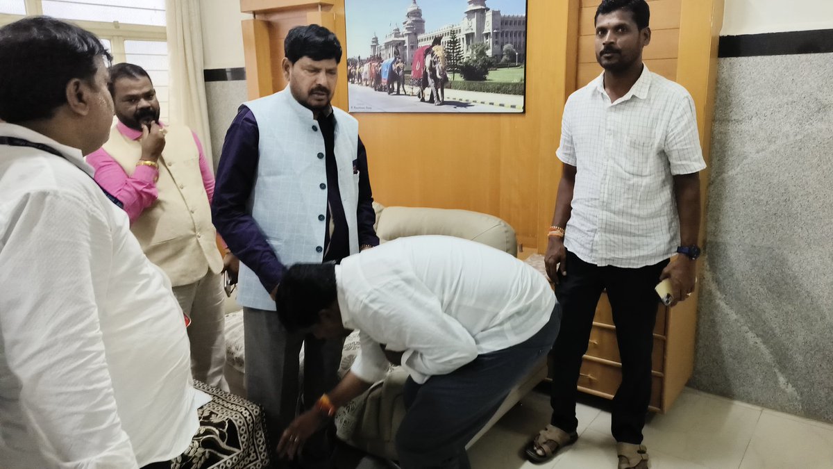MpKolar2951's tweet photo. ಕೇಂದ್ರ ಸಾಮಾಜಿಕ ನ್ಯಾಯ ಮತ್ತು ಸಬಲೀಕರಣ ರಾಜ್ಯ ಖಾತೆ ಸಚಿವರಾದ ಶ್ರೀ ರಾಮದಾಸ್ ಅಠಾವಳೆ ರವರು ಇಂದು ಶ್ರೀನಿವಾಸಪುರ ತಾಲ್ಲೂಕಿನ ಯಲ್ದೂರು ಗ್ರಾಮದಲ್ಲಿನ ಖಾಸಗಿ ಕಾರ್ಯಕ್ರಮಕ್ಕೆ ಆಗಮಿಸಿದ್ದರು ಅವರನ್ನು ಕೋಲಾರದ ಪ್ರವಾಸಿ ಮಂದಿರದಲ್ಲಿ ಆತ್ಮೀಯವಾಗಿ ಸನ್ಮಾನಿಸಿ ಗೌರವಿಸಲಾಯಿತು ಹಾಗೂ ಆಶೀರ್ವಾದ ಪಡೆಯಲಾಹಿತು https://t.co/0MYyMUEo6O