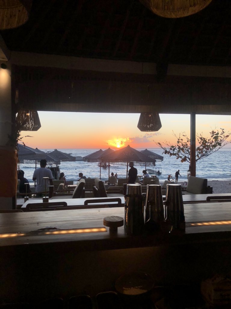 gusoky's tweet photo. Dude behind the bar 🍸 🌅 https://t.co/wBAJzXIMJO