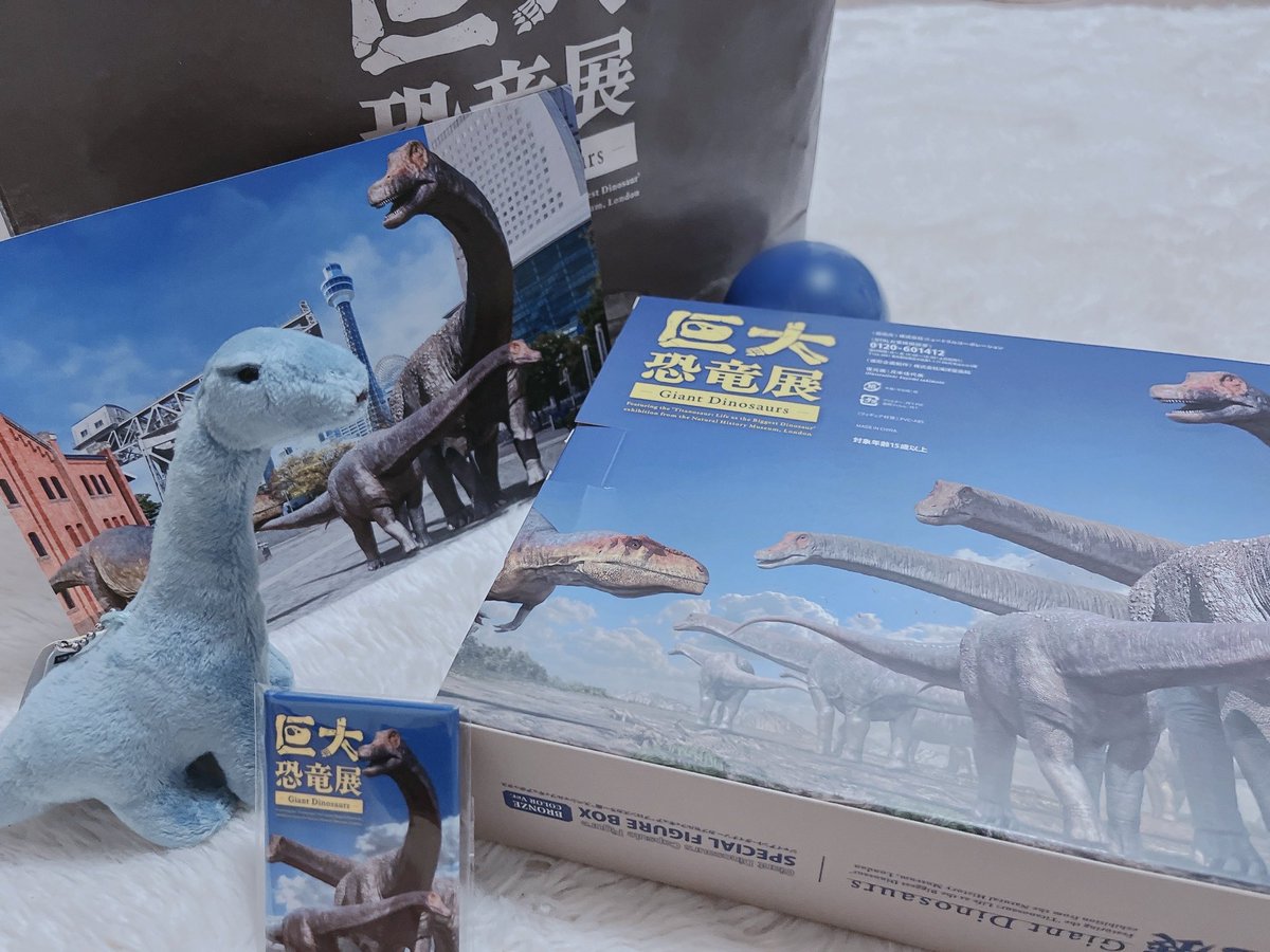 supino_Switch's tweet photo. 巨大恐竜展 初日無事楽しめました！
パタゴティタンはメインだけあってほんまに圧巻的でした。
木下先生デザインのシャツの購入履歴を入口出口付近のスタッフさんに提示して可愛いポストカードもGET！
真ん中に設置してくれてるおかげで歩きながら大きさを感じるのが楽しかった… https://t.co/hnOTQ5hu7t