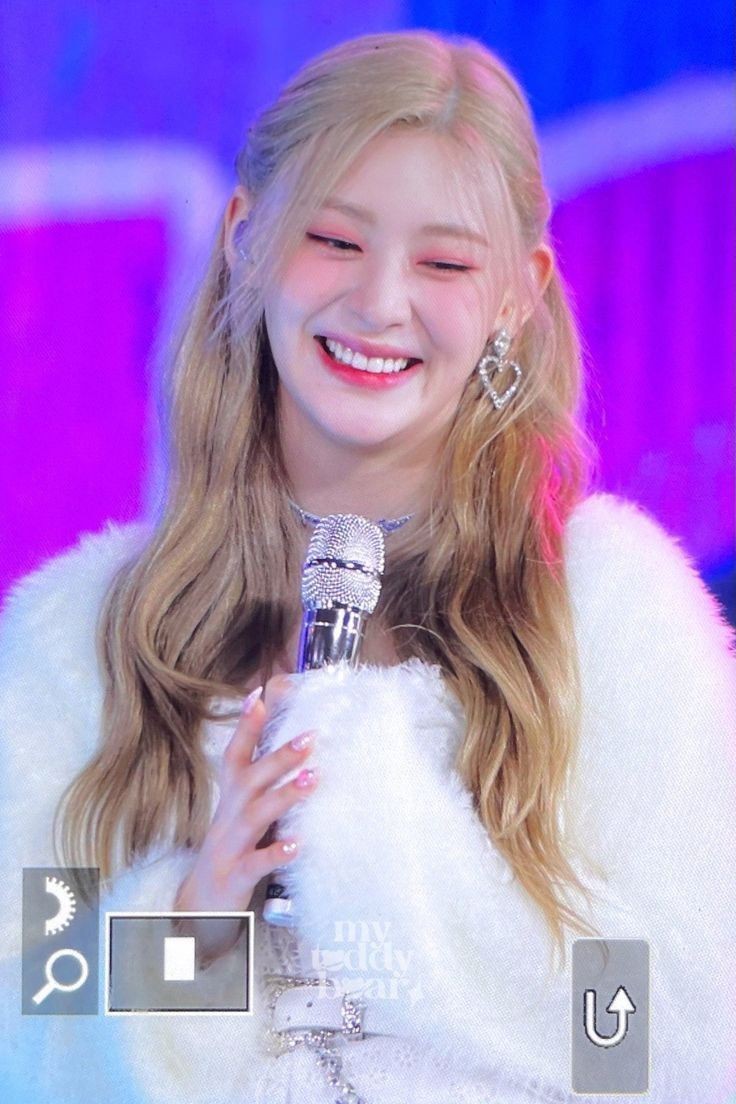 <a href="/gkeeho/">K.</a> <a href="/PeacheSunmer/">♡</a> "Saya Khayara sebagai MC juga pamit undur diri, terimakasih sudah memeriahkan acara hari ini dan mohon maaf jika ada kesalahan. Sampai jumpa lagi semuanya!” ucap Aya sembari melambaikan tangan dan menatap satu persatu Peachase dan Pickers dengan senyum terbaiknya.