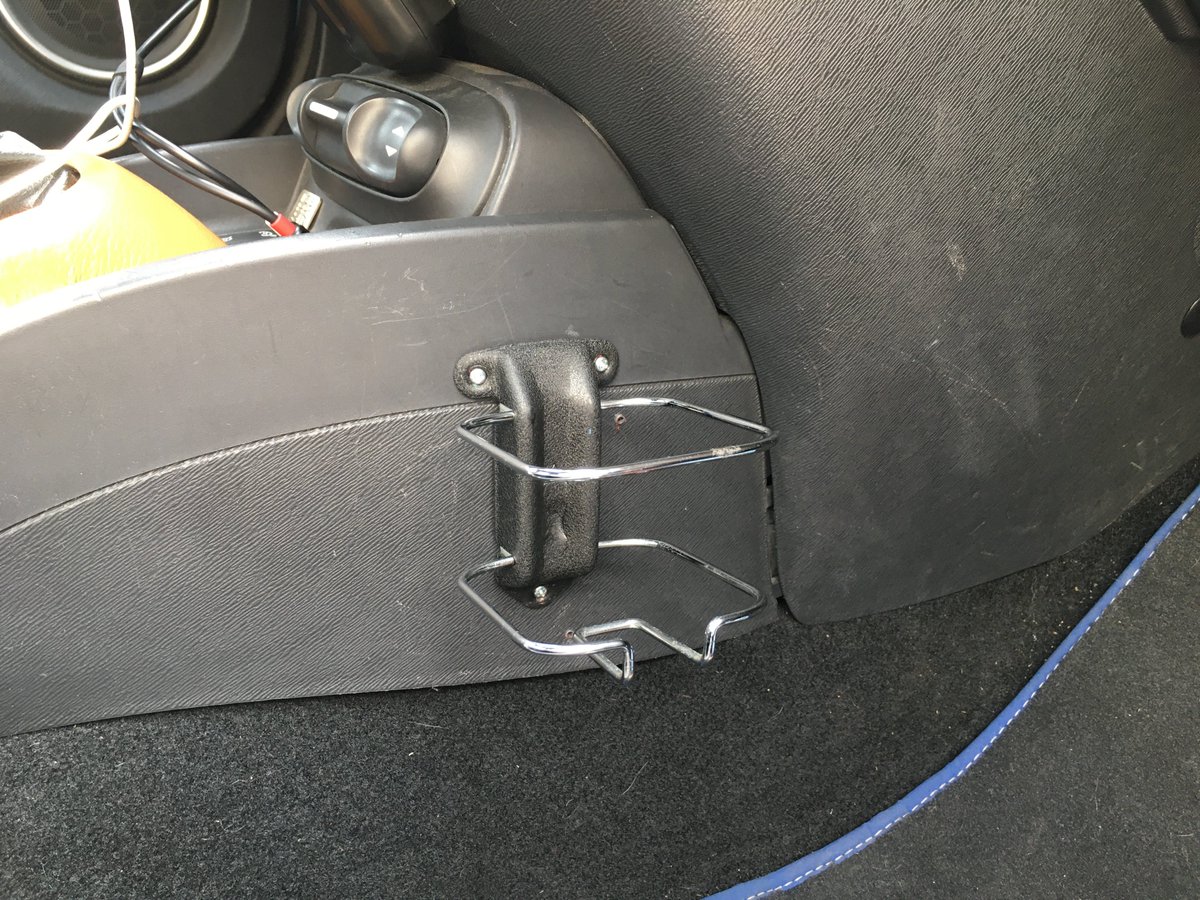 ここは日本なので、フランス車の内装にビスぶち込んで観光バス用の