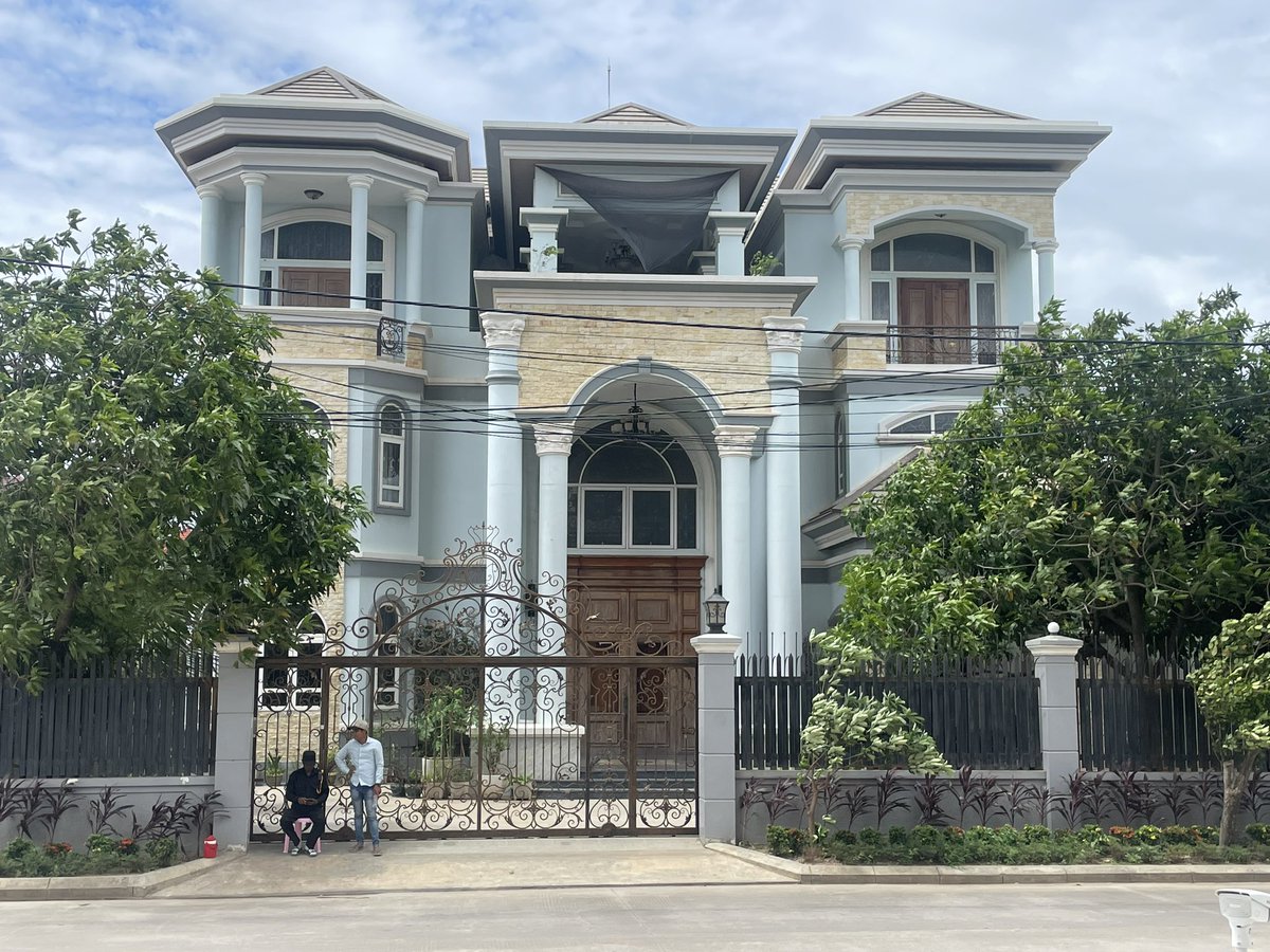 ff_tomoco's tweet image. プノンペンの高級住宅
現地在住の友人いわく、1億〜1.5億くらいとのこと
中心からは少し離れた落ち着いたエリア
広さはみたところ200坪くらいかな

(私はやっぱり、隣の隣のゴミ屋敷の方が気になる)