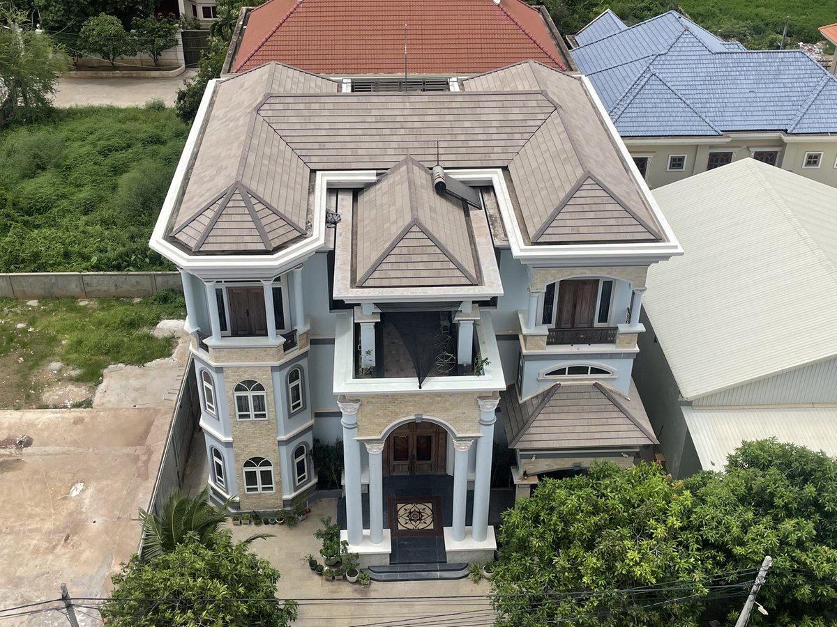 ff_tomoco's tweet image. プノンペンの高級住宅
現地在住の友人いわく、1億〜1.5億くらいとのこと
中心からは少し離れた落ち着いたエリア
広さはみたところ200坪くらいかな

(私はやっぱり、隣の隣のゴミ屋敷の方が気になる)