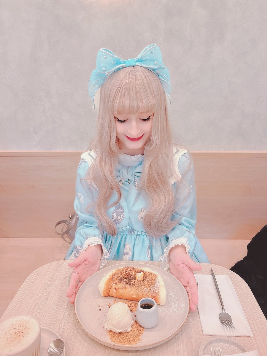 Jiggly Pancaaaakes! 💙🫶

Wearing Angelic Pretty Dream Cat Go Round~ 🐈‍⬛ I loooove the neckbow!
~
#lolitafashion #sweetlolita #angelicpretty #merrycatgoround #ロリータファッション