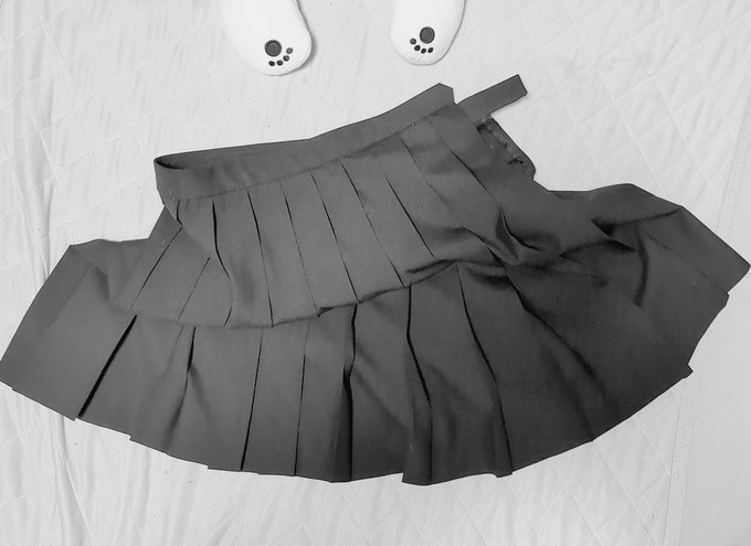 スカートをいい感じにシワをつくる作業をしている。 