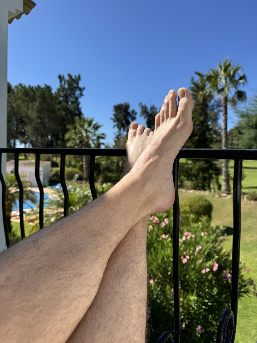 RuSnow8's tweet photo. Feet up again after a decent 26min 5K #run in gorgeous #Alvor #Portugal &amp; despite missing my usual #Asics runners. Already getting  very warm but a nice breeze back along cliffs 🏃🏻‍♂️☀️💪🇵🇹 https://t.co/NzmBjIZMie