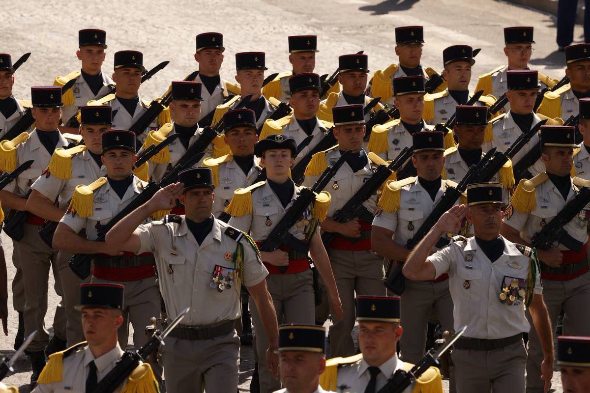 Armees_Gouv's tweet photo. Les premières images du #14Juillet ! Les troupes défilent sous le soleil de Paris ☀️ https://t.co/ZQWbioOLve