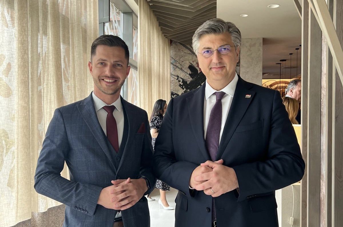 Iskrene čestitke <a href="/AndrejPlenkovic/">Andrej Plenković</a> na ponovnom izboru za predsjednika <a href="/HDZ_HR/">HDZ</a> . 🤝
Posebna zahvalnost za Vaš izniman doprinos u procesu integracija 🇧🇦 u 🇪🇺 kao i za konstantnu podršku jednakopravnosti Hrvata u Bosni i Hercegovini.✔️