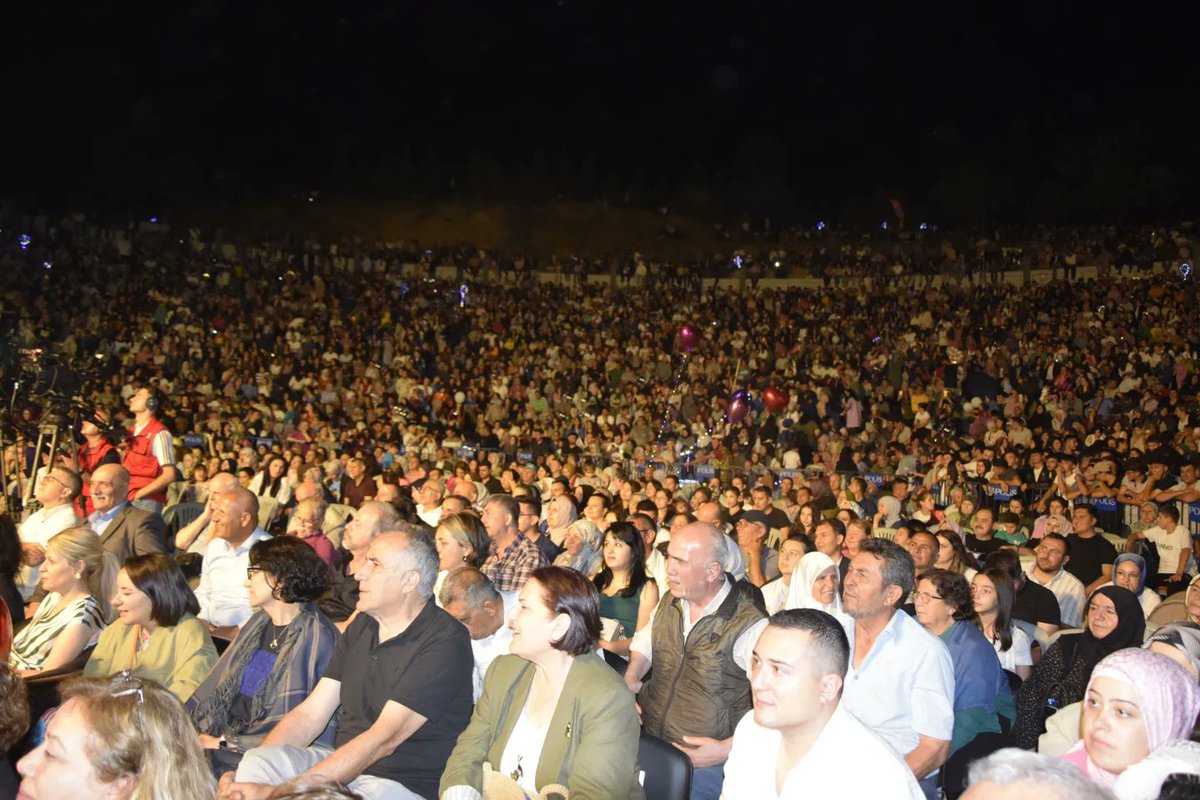 Yıllar sonra Yeşil Çay'ımda Vişne ve Eber Sarısı Festivalimizi gerçekleştirmenin gururu ve mutluluğunu yaşıyoruz.Büyük bir coşku ve vatandaşlarımızın gösterdiği yoğun katılımla muhteşem bir geceyi geride bıraktık.

Başta Sayın Genel Başkanımız Sayın Müsavat DERVİŞOĞLU olmak üzere