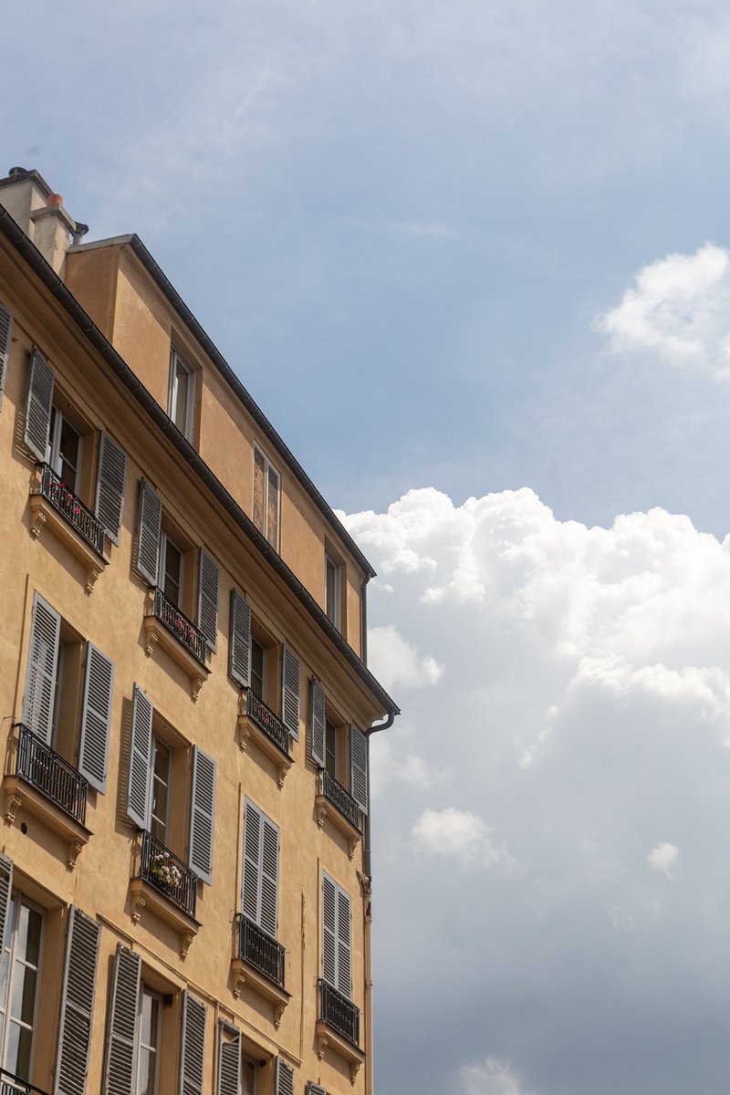 jaimeversailles's tweet photo. J'aime la rencontre entre les façades et les nuages à #Versailles @Versailles 

#versaillesmaville #versailles #Architecture #nuages #clouds #paysage #patrimoineculturel #patrimoine #patrimoinefrancais #Photographie #France 

Crédits photos : Baptiste Gourgouillon - J'aime Versailles
