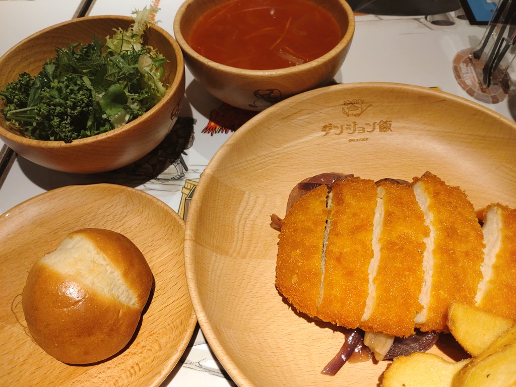 「ダンジョン飯コラボ行ってきました〜!めっちゃいい〜〜!」|あめやゆきを🌂4/1～展示会🐇4/30ホロクルのイラスト
