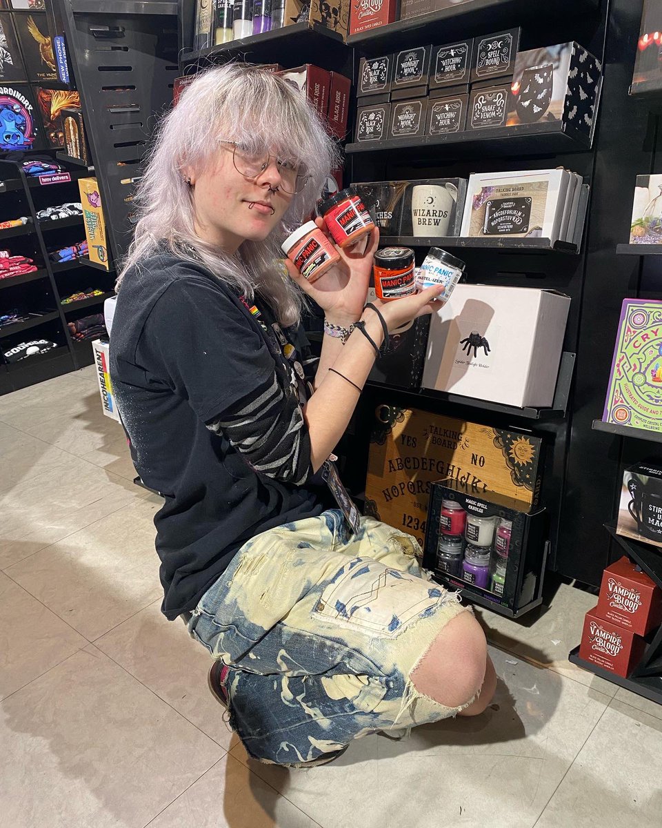 hmvBelfast's tweet photo. Did you guys know we got some @manicpanic_uk hair dye in stores? Well we do but only a selection of colour ๐
#hairdye #manicpanic #manicpanichair #manicpanichairdye #manicpanicuk #hmv #hmvbelfast https://t.co/idtUZL2eOU