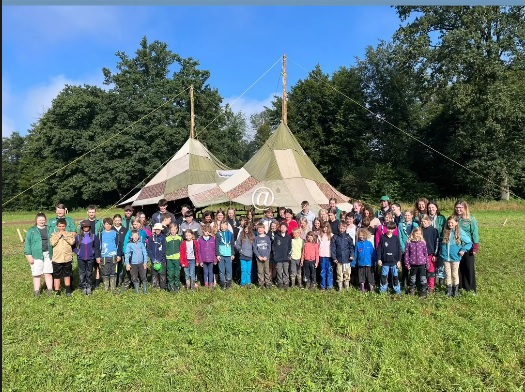 PfaBippWbach's tweet photo. SOMMERLAGER
Alle diesjährigen Sola-Teilnehmenden vor dem Doppelsarasani 
***
#sola #sola24 #sola2024 #pfadi #pfadikantonsolothurn #pfadibewegungschweiz #sarasani #zelt #spatz #lager #sommerlager #verein #pfadibippwiedlisbach @JugendundSport https://t.co/Cr2lxNVgrg