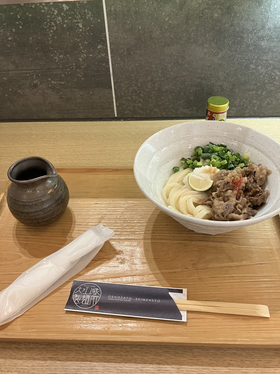 metty8102's tweet photo. 大江ノ郷製麺所で昼ごはん
鳥取和牛のすだちうどんを頼む
お肉が美味しいのはもちろんのこと、つるっつるのうどんのコシが凄いのが何より印象的だった https://t.co/pHpMfnXKdQ